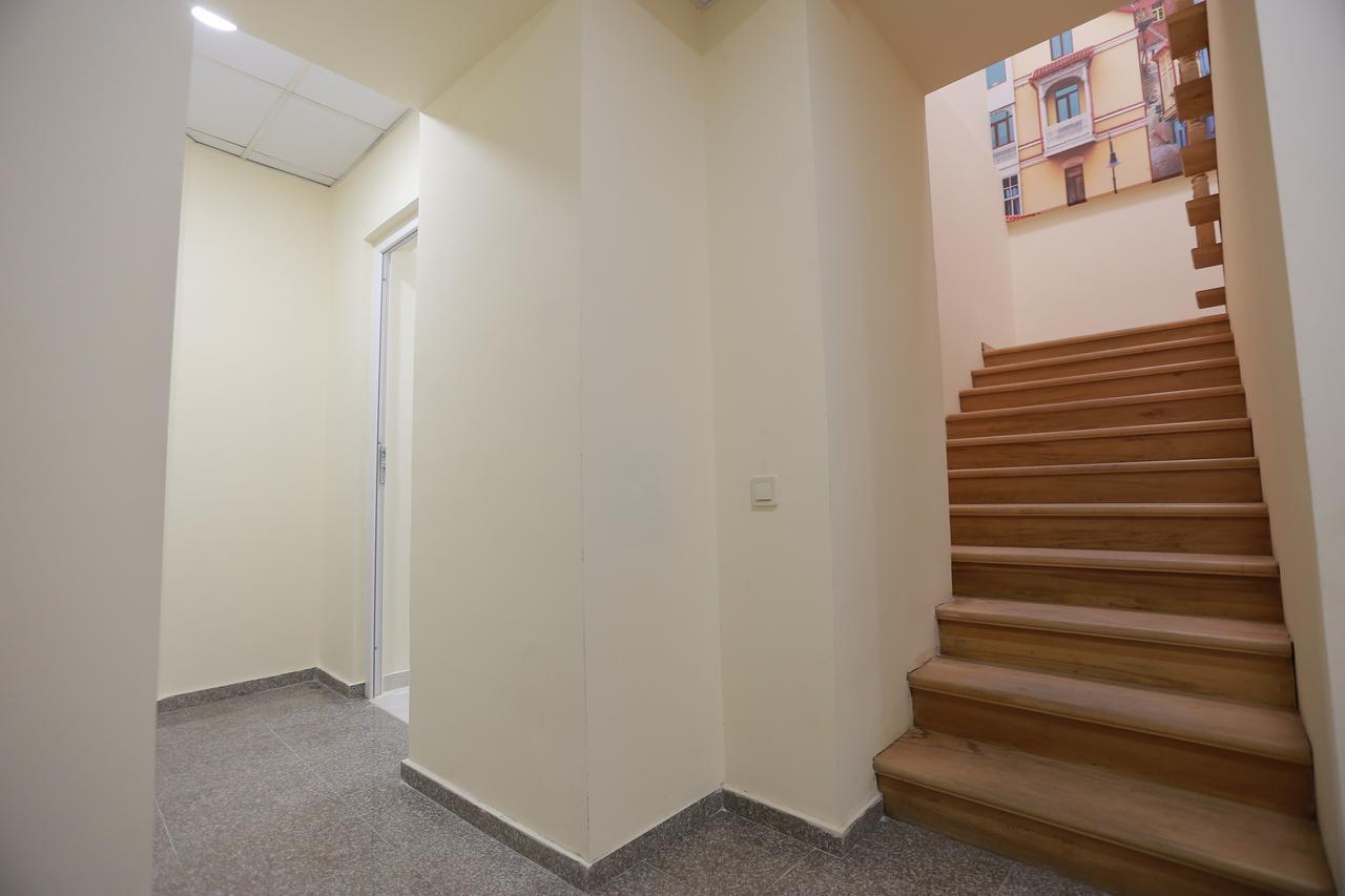 Midtown Hotel & Hostel Тбилиси Экстерьер фото