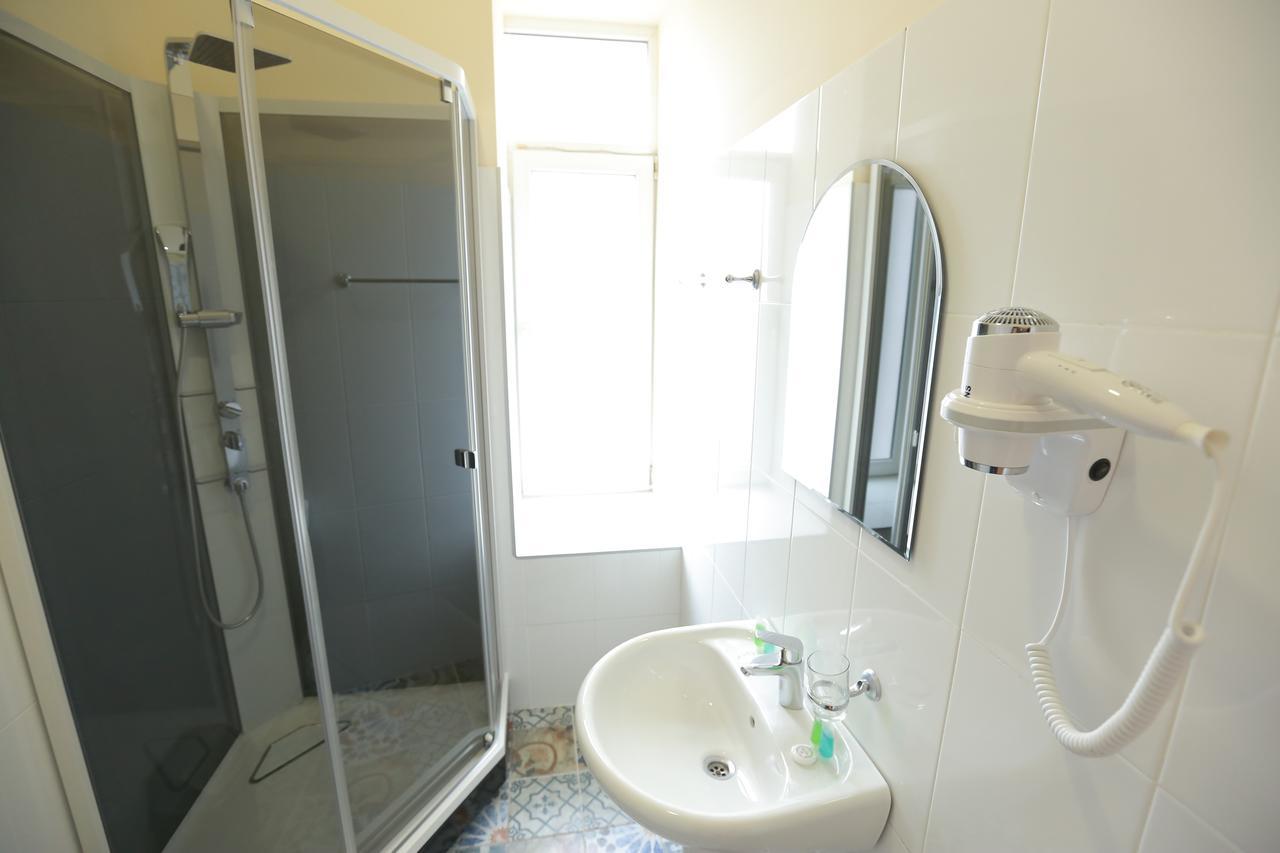 Midtown Hotel & Hostel Тбилиси Экстерьер фото