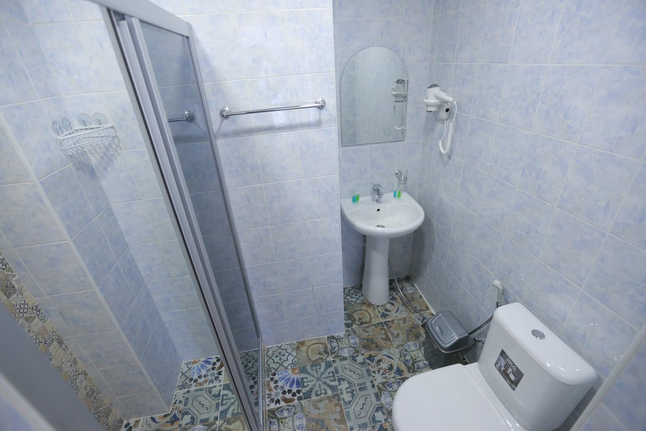 Midtown Hotel & Hostel Тбилиси Экстерьер фото