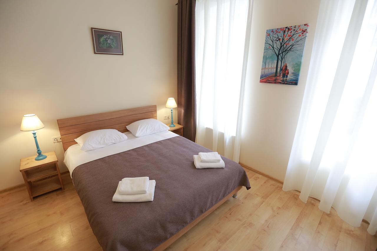Midtown Hotel & Hostel Тбилиси Экстерьер фото
