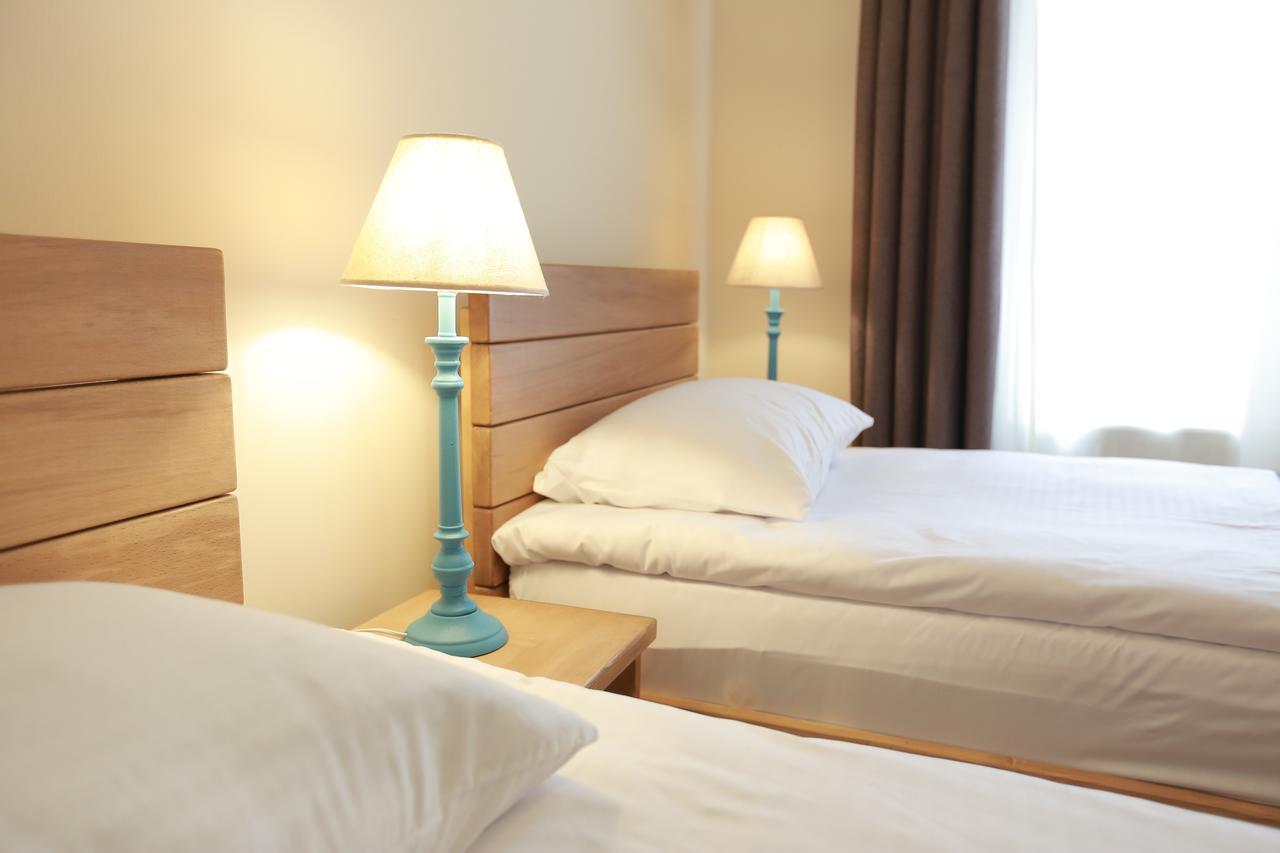 Midtown Hotel & Hostel Тбилиси Экстерьер фото
