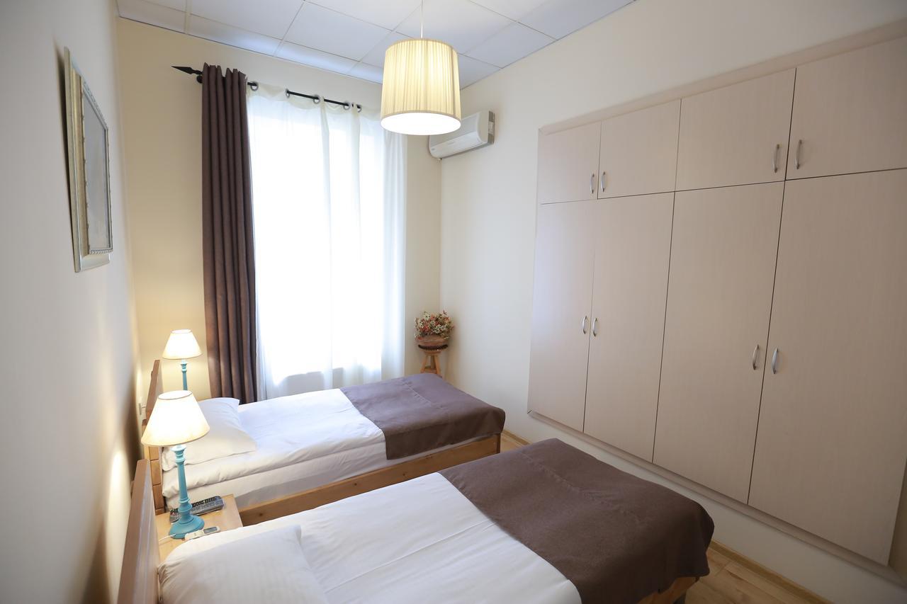 Midtown Hotel & Hostel Тбилиси Экстерьер фото